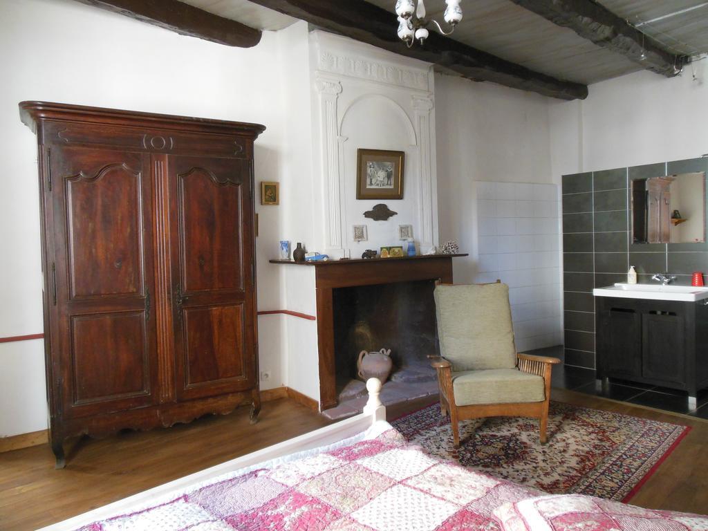 Auberge Lion D'Or Saint-Antonin Rom bilde