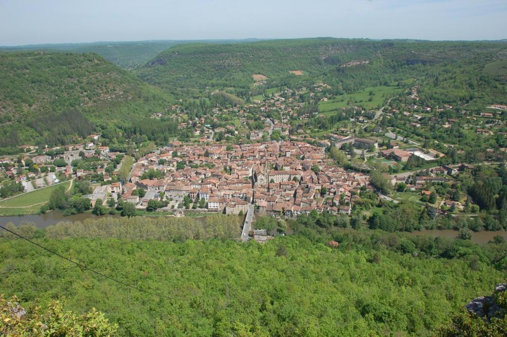 Auberge Lion D'Or Saint-Antonin Rom bilde